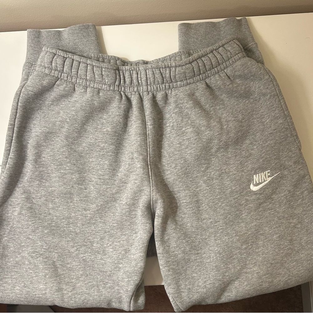 Nike Women’s Heather Gray Joggers Sweatpants